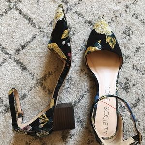 EMBROIDERED ANKLE STRAP PUMP W/ BLOCK HEEL